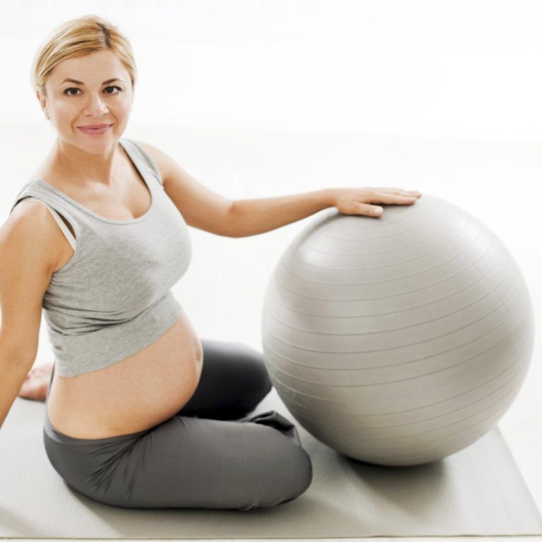 Schwangere Frau bei Einzel-Yoga